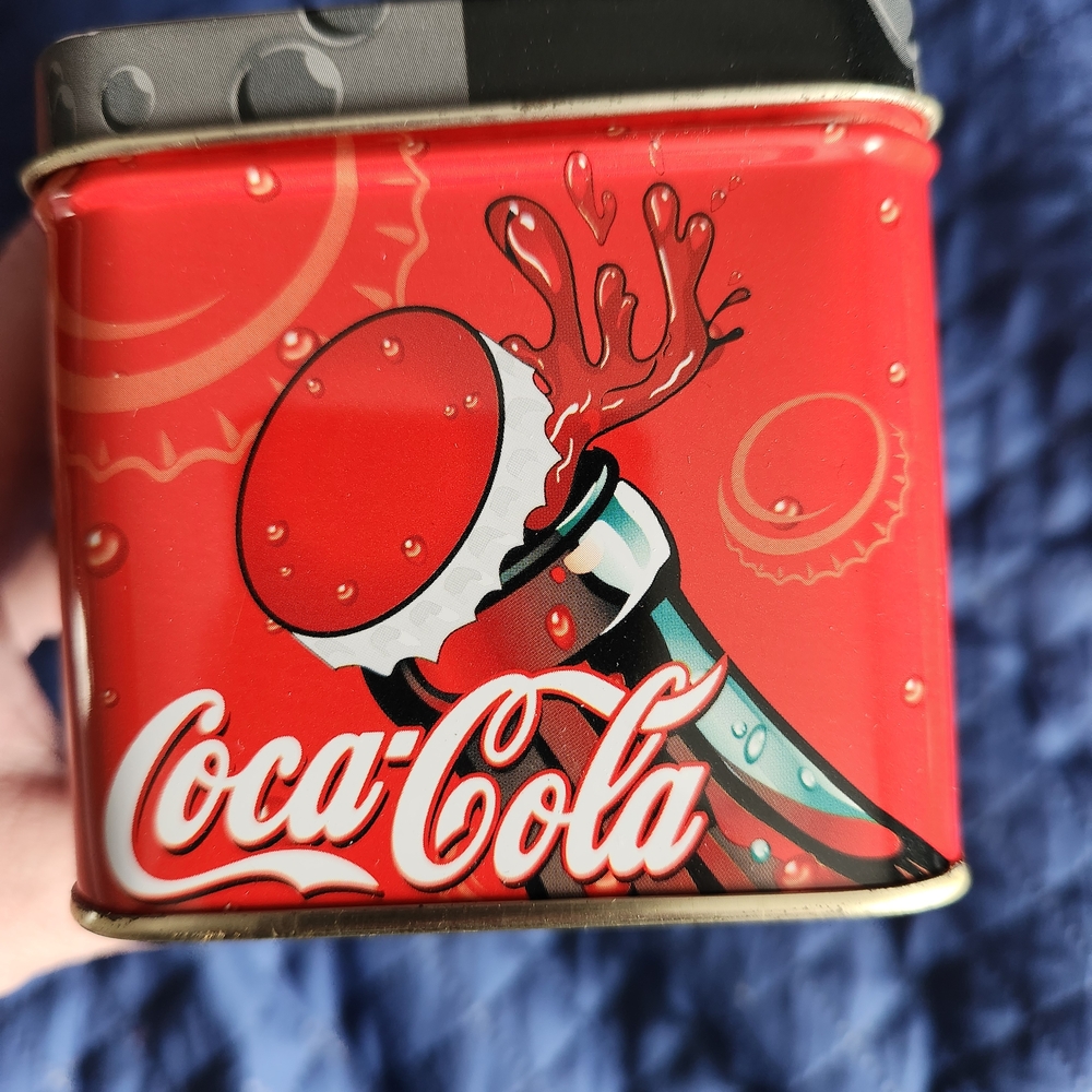Coca Cola Metal Tin with Bottle Design - Picture 3 of 3